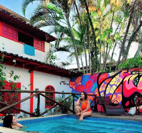 Una piscina al aire libre, sombrillas, sillones reclinables de piscina. Che Lagarto Paraty - Hostel
