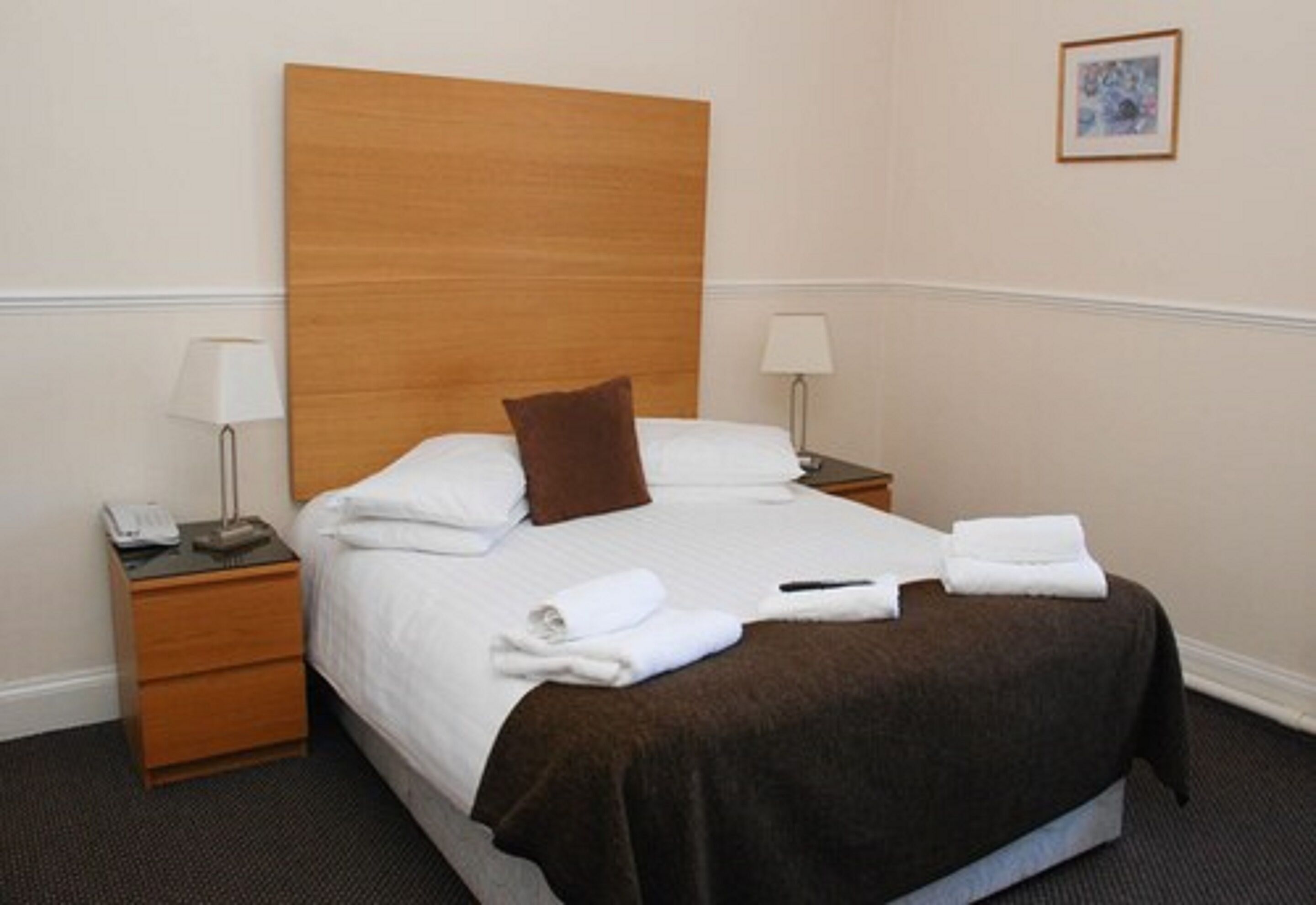 double room | desk, iron/ironing board, bed sheets