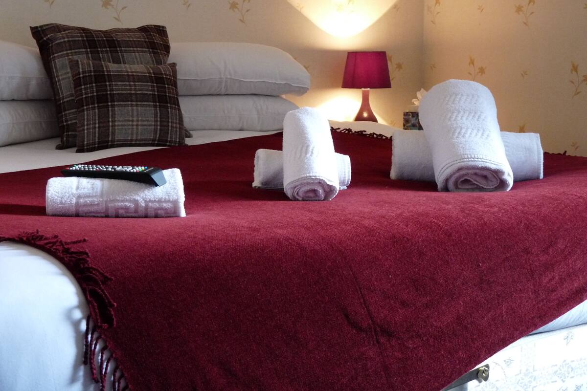 Double Room | Desk, iron/ironing board, bed sheets
