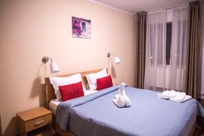 Desk, soundproofing, free WiFi - La Casa (Bucharest)