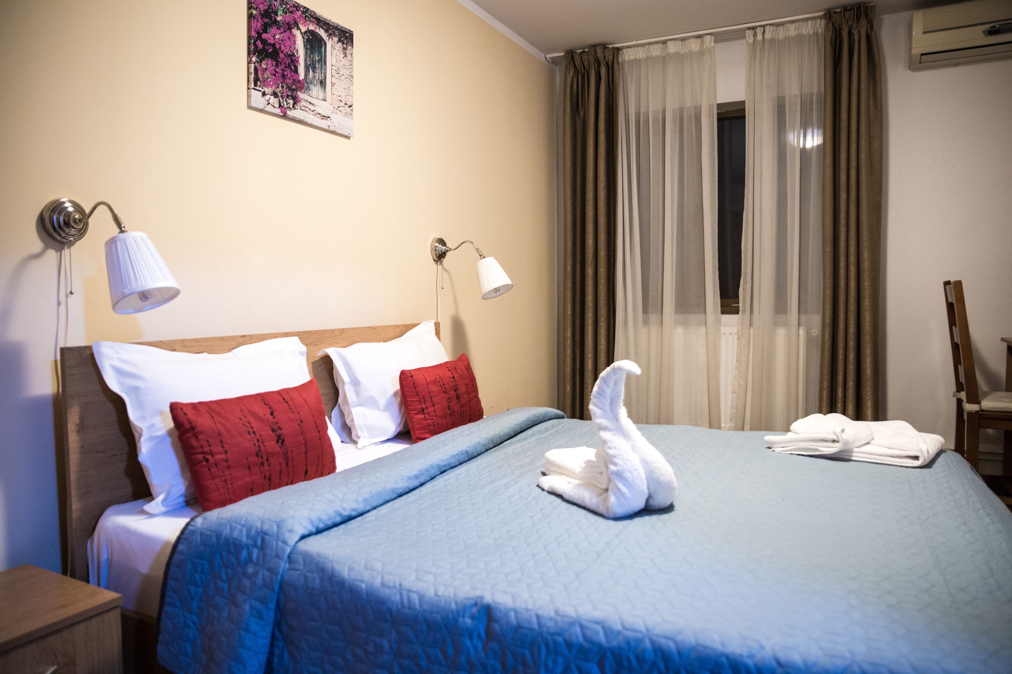 Desk, soundproofing, free WiFi