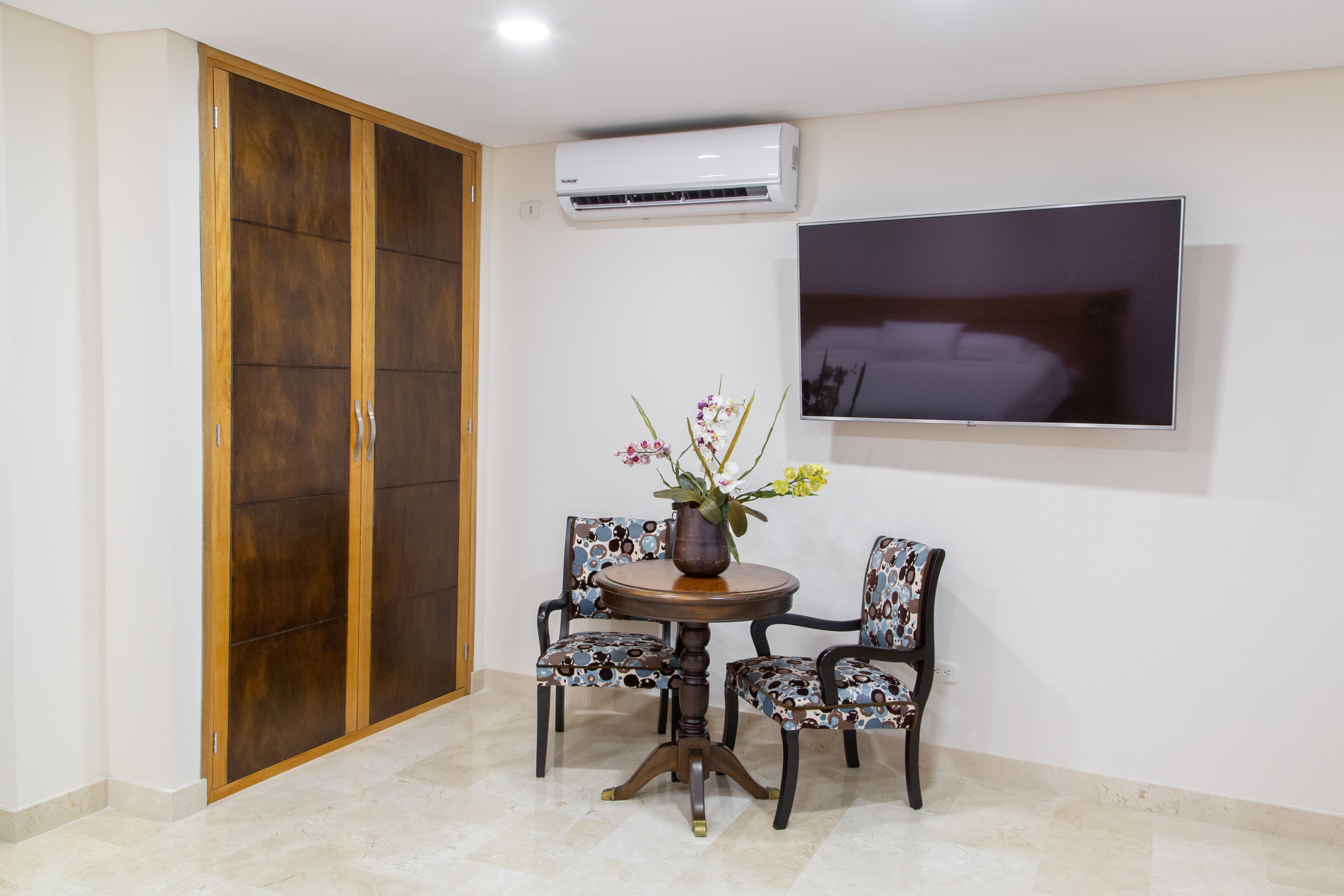 deluxe room, jetted tub | television