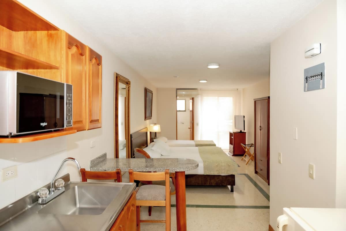 Chambre Junior, cuisine | 2 chambres, coffres-forts dans les chambres, bureau, Wi-Fi gratuit