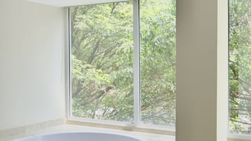 Habitación Deluxe, bañera de hidromasaje | 2 dormitorios, caja fuerte, escritorio y wifi gratis
