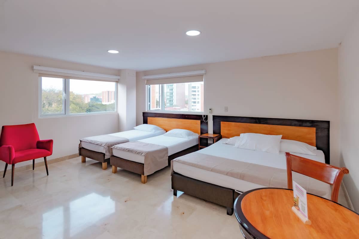 Chambre Quadruple Standard | 2 chambres, coffres-forts dans les chambres, bureau, Wi-Fi gratuit