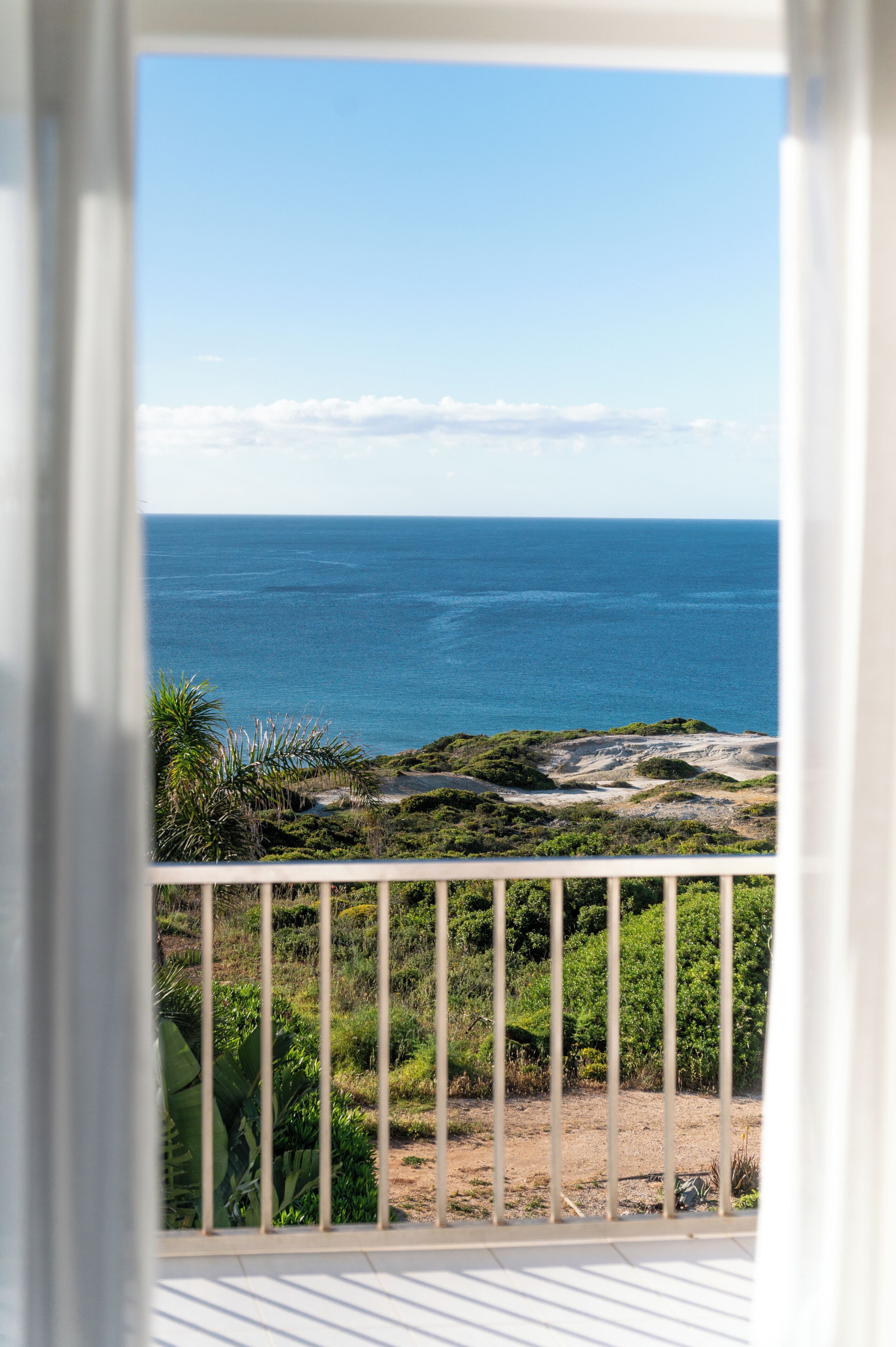 Minibar, cortinas blackout, tabla de planchar con plancha y wifi gratis 