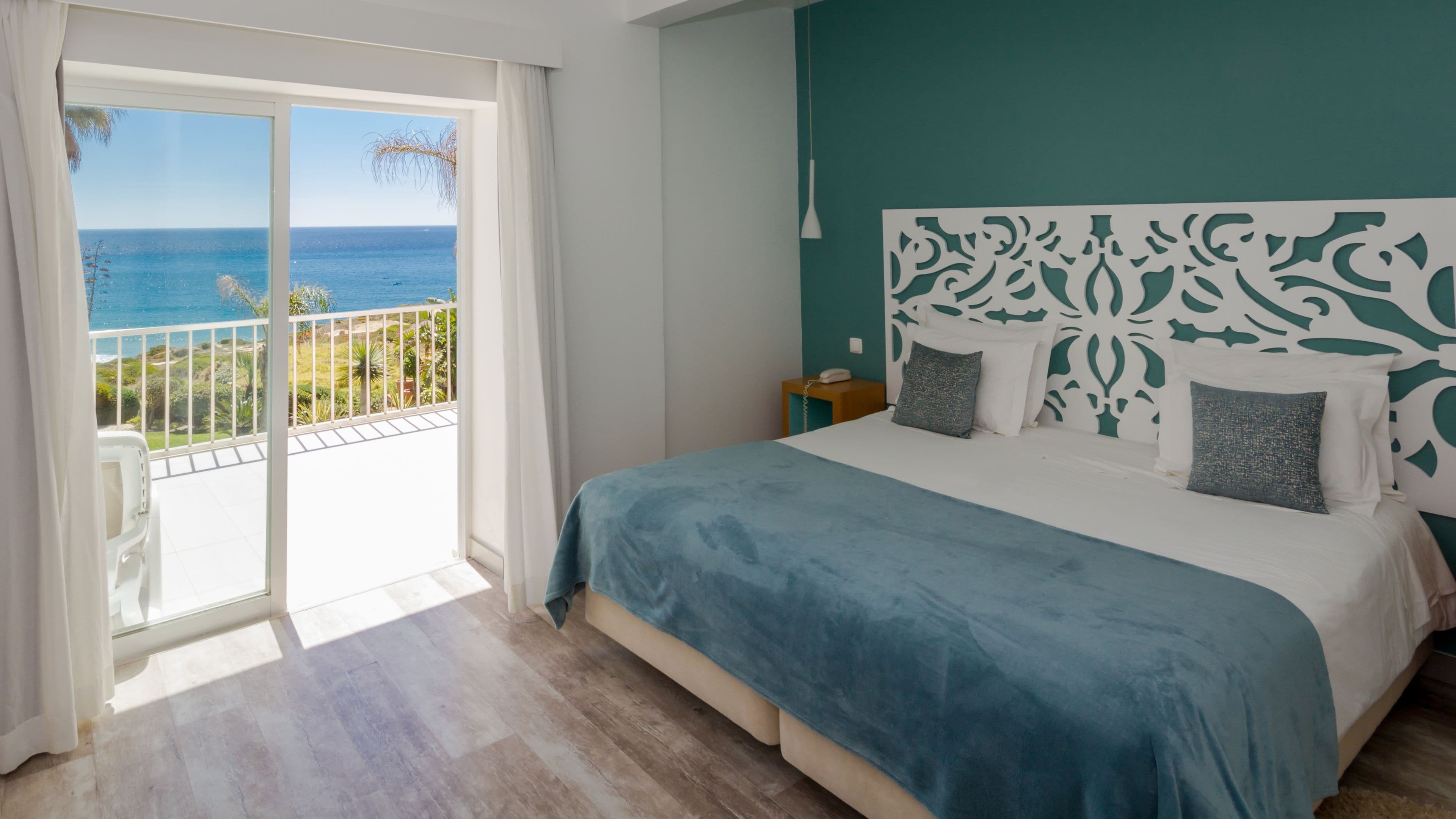 Minibar, cortinas blackout, tabla de planchar con plancha y wifi gratis 