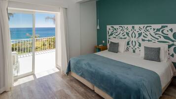 Habitación doble, balcón, vista al mar | Minibar, cortinas blackout, tabla de planchar con plancha y wifi gratis