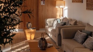 Una sala de estar moderna con un sofá, una mesa de centro y elementos decorativos.