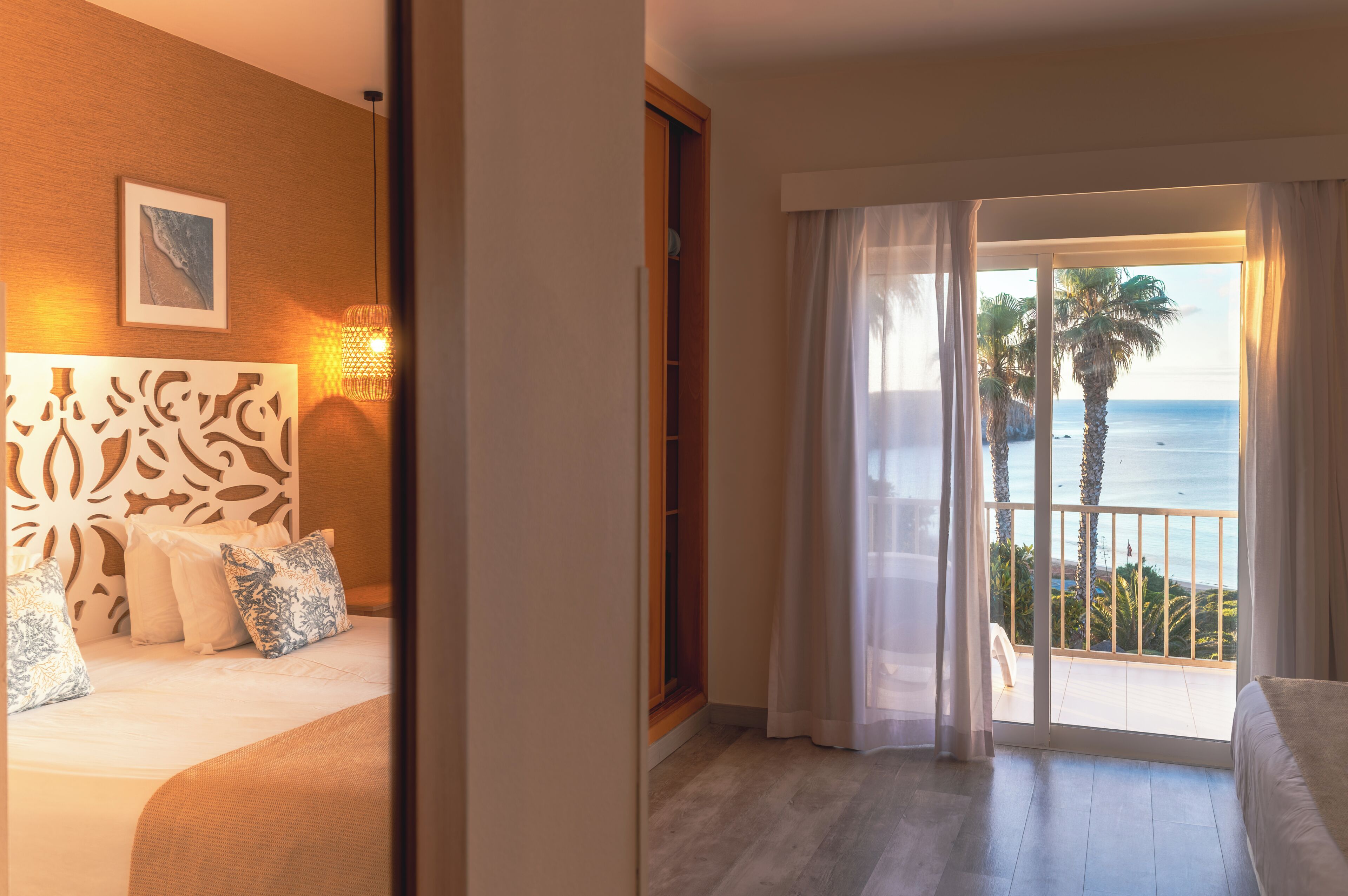 Minibar, cortinas blackout, tabla de planchar con plancha y wifi gratis 