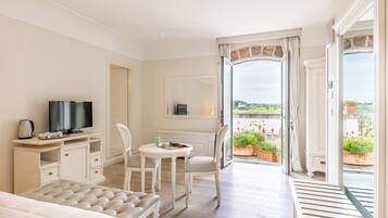 Deluxe-dobbeltværelse | Premium-sengetøj, minibar, pengeskab på værelset, skrivebord