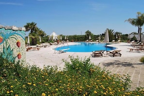 Innenpool, 2 AuĂenpools, LiegestĂŒhle