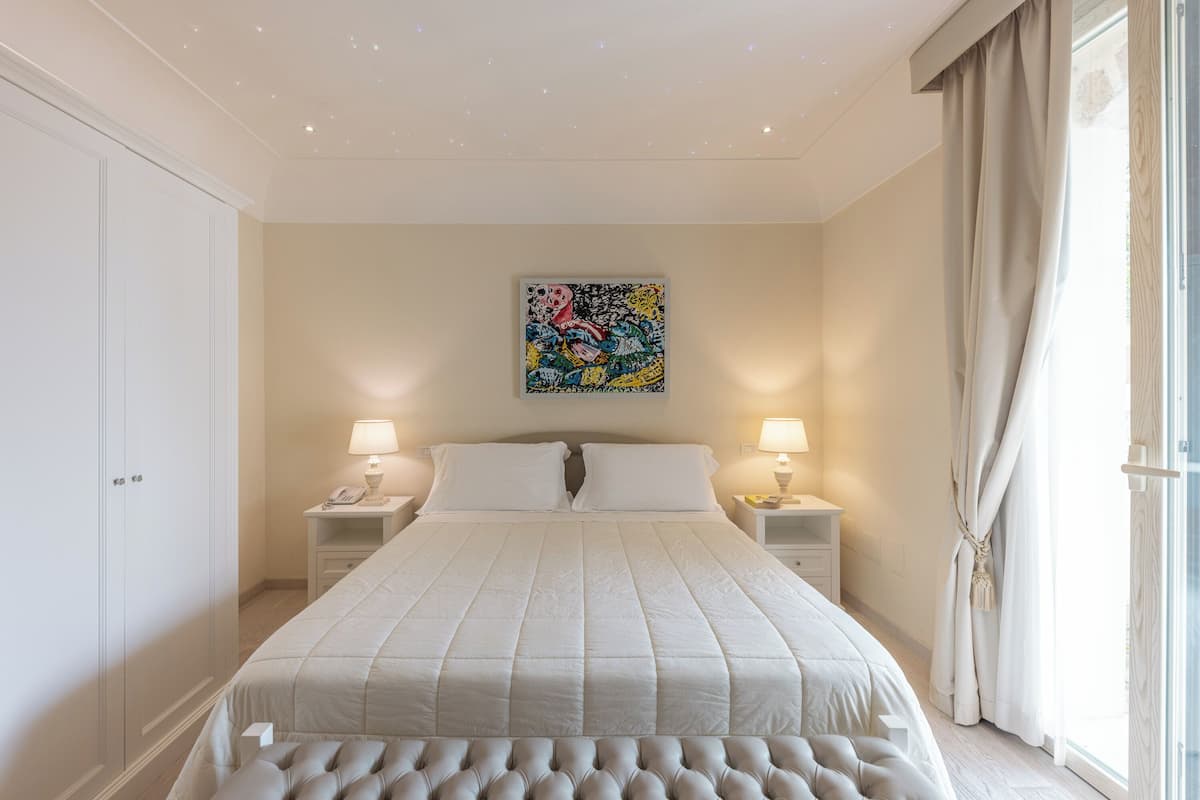 Deluxe with Terrace and External Jacuzzi | Literie de qualité, minibar, coffre-fort, bureau