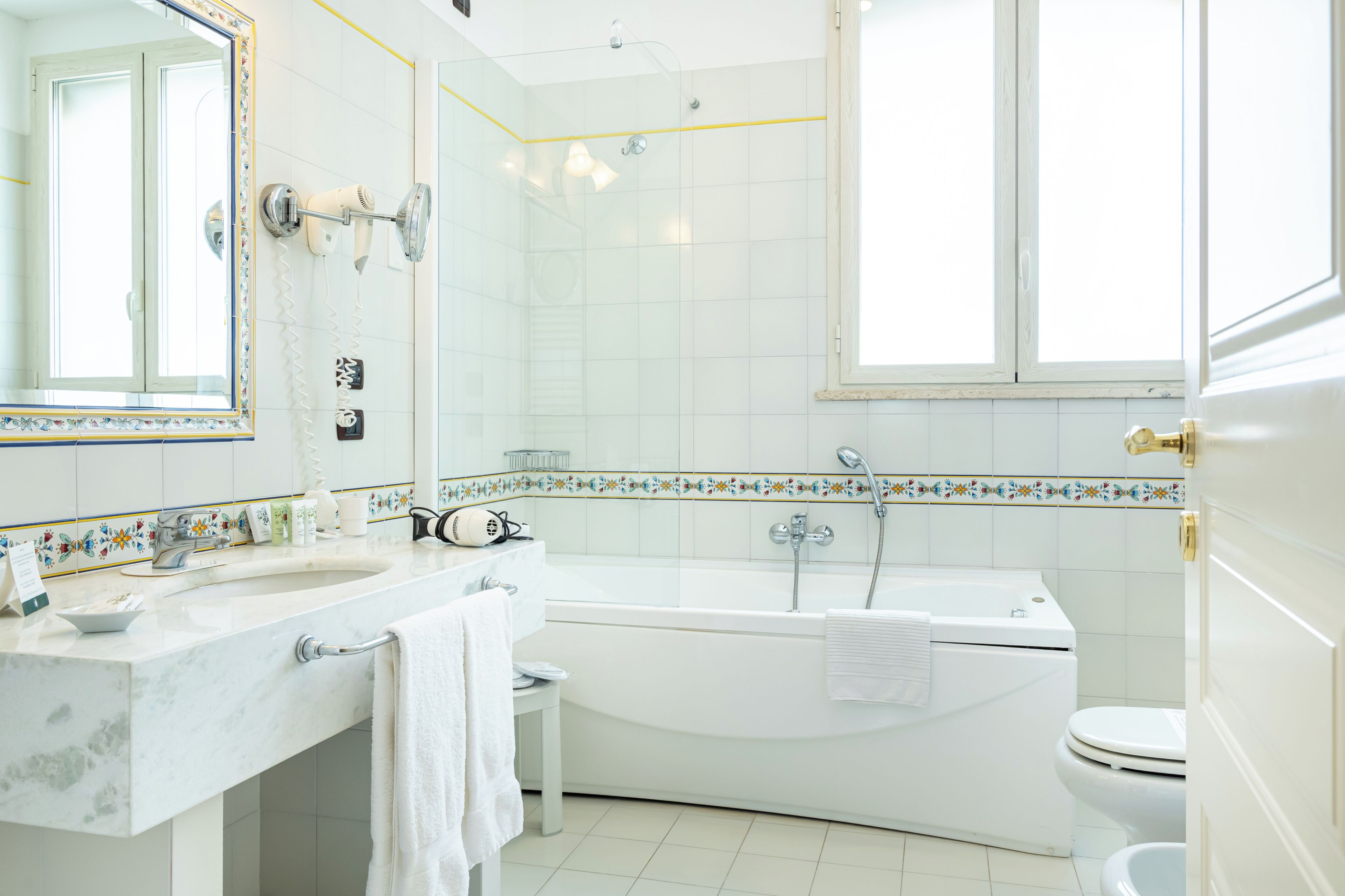 Un baño con bañera, inodoro y lavamanos.