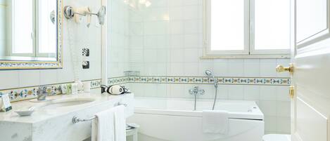 Un baño con bañera, inodoro y lavamanos.
