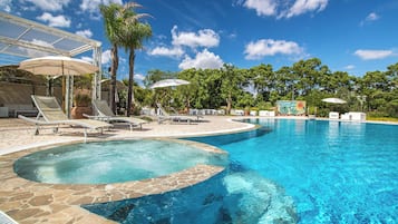 Piscina coperta, piscina all'aperto, cabine incluse nel prezzo