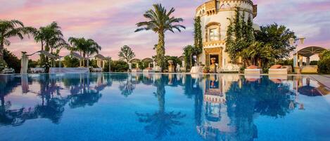 Sengetøy av topp kvalitet, minibar, safe på rommet og skrivebord