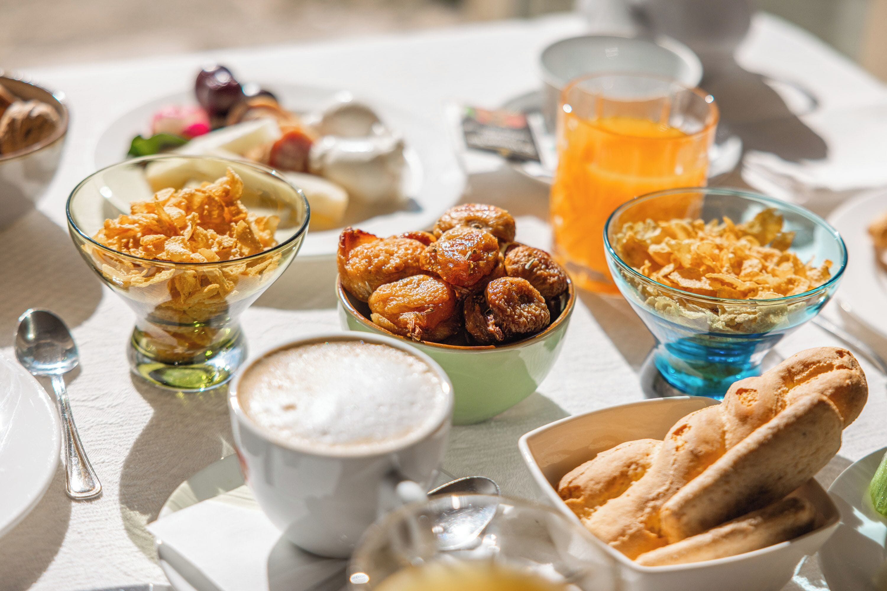 A breakfast setting with various food items and drinks.