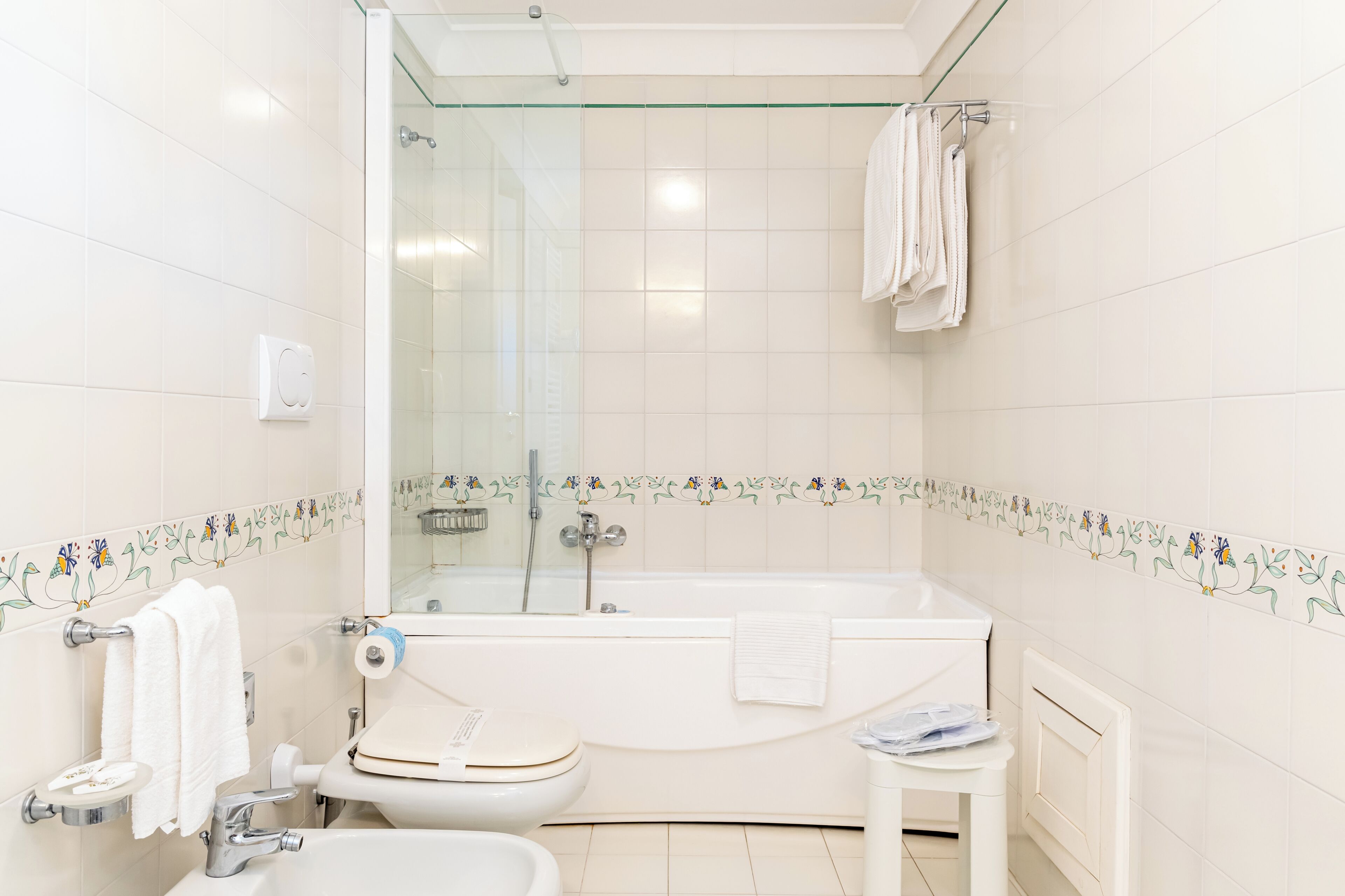 Un baño con bañera, inodoro y lavabo.