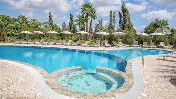 Inomhuspool, 2 utomhuspooler och solstolar