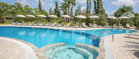 Piscine couverte, 2 piscines extérieures, chaises longues