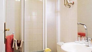 Apartment | Bathroom | Shower, free toiletries, hair dryer, towels