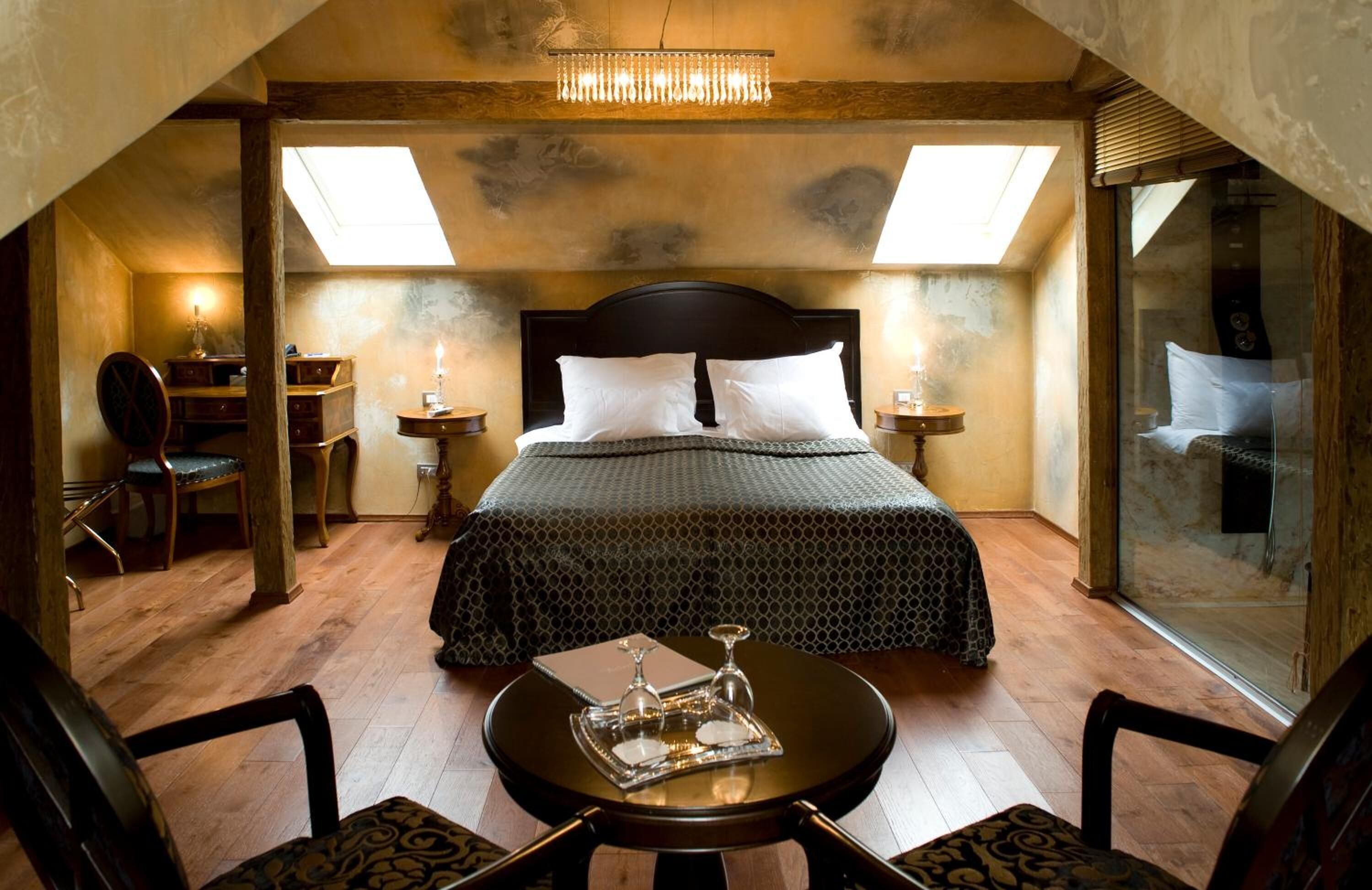 1 bedroom, hypo-allergenic bedding, minibar, in-room safe