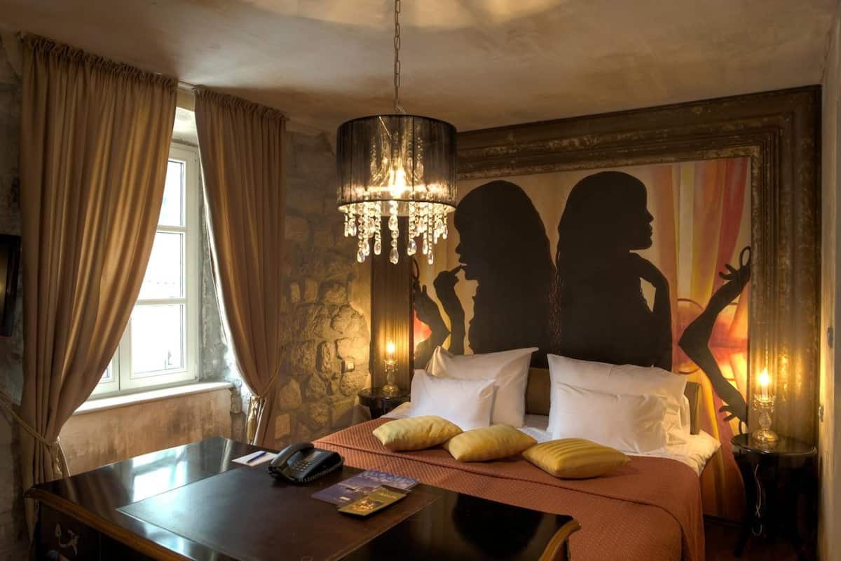 1 bedroom, hypo-allergenic bedding, minibar, in-room safe