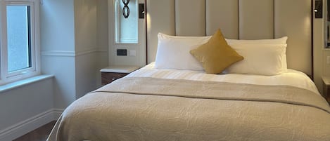 Deluxe Double Room | Una scrivania, ferro/asse da stiro, Wi-Fi gratuito, lenzuola