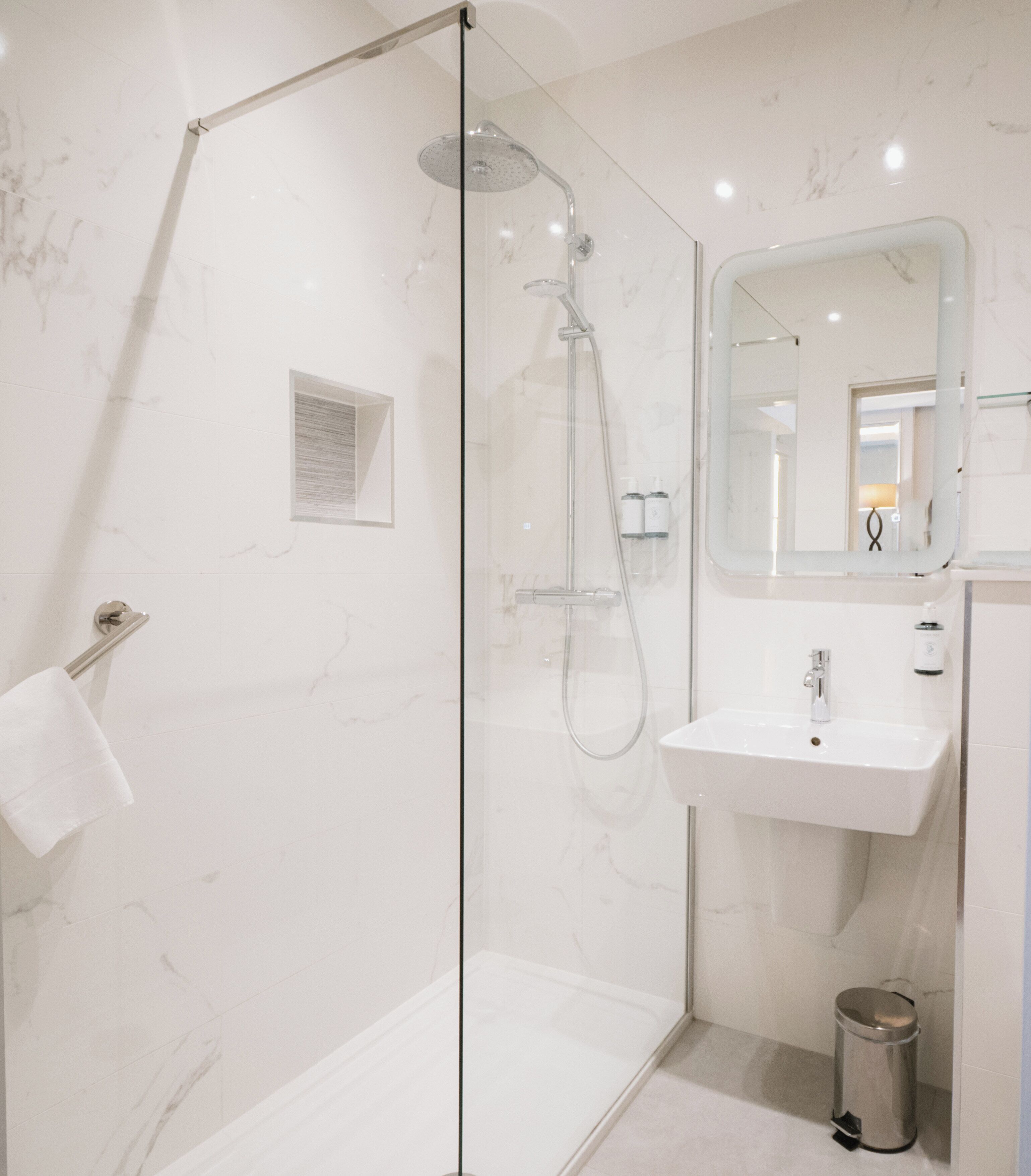 executive double room | bathroom | free toiletries, hair dryer, towels