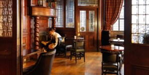 Serves breakfast, lunch, and dinner