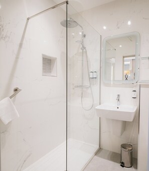 Free toiletries, hair dryer, towels, soap - The Grand Hotel (Tralee)