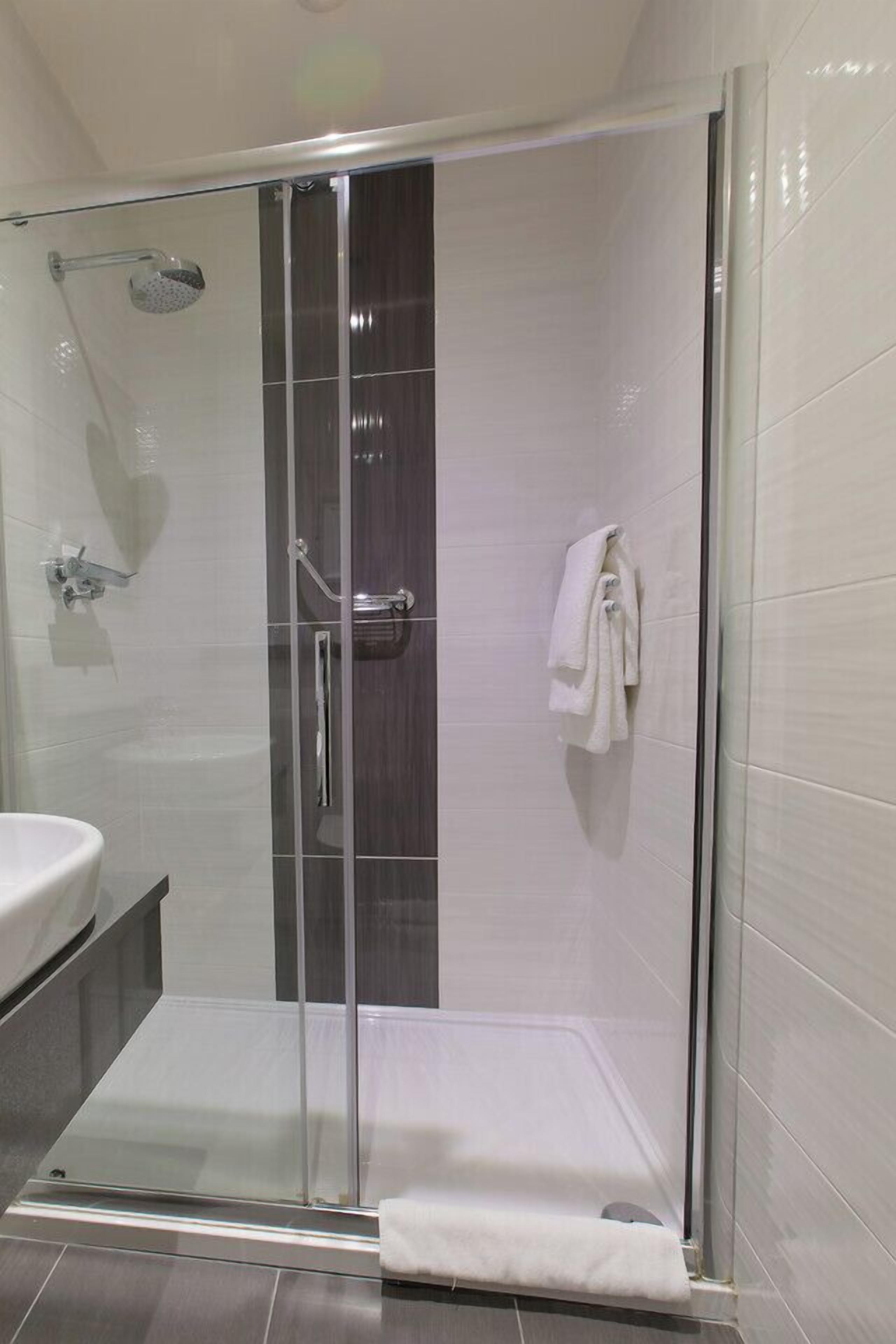 standard triple room | bathroom | free toiletries, hair dryer, towels
