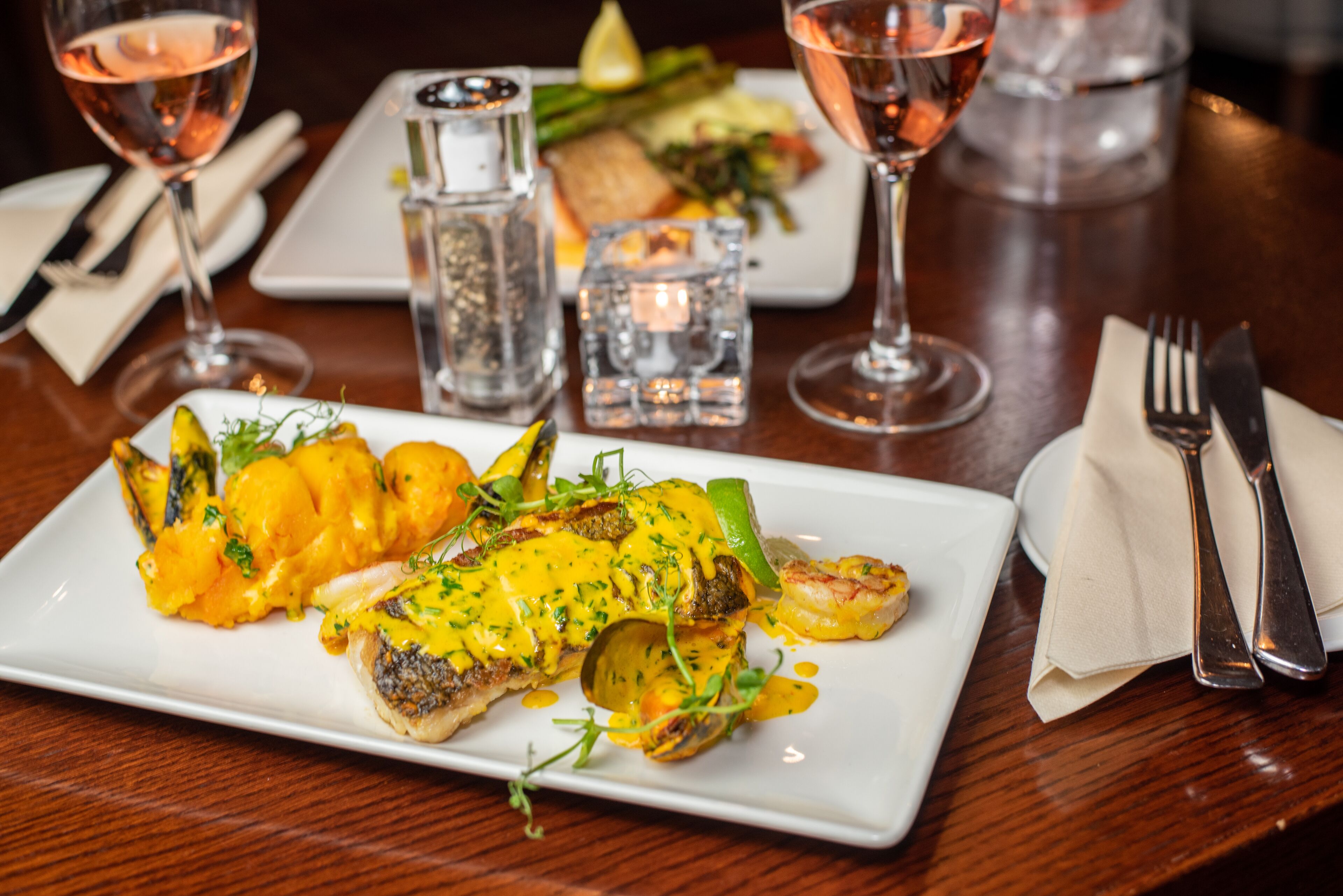 2 restaurants, breakfast served