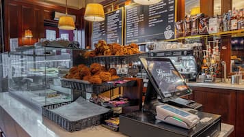 2 restaurants; breakfast, lunch and dinner served