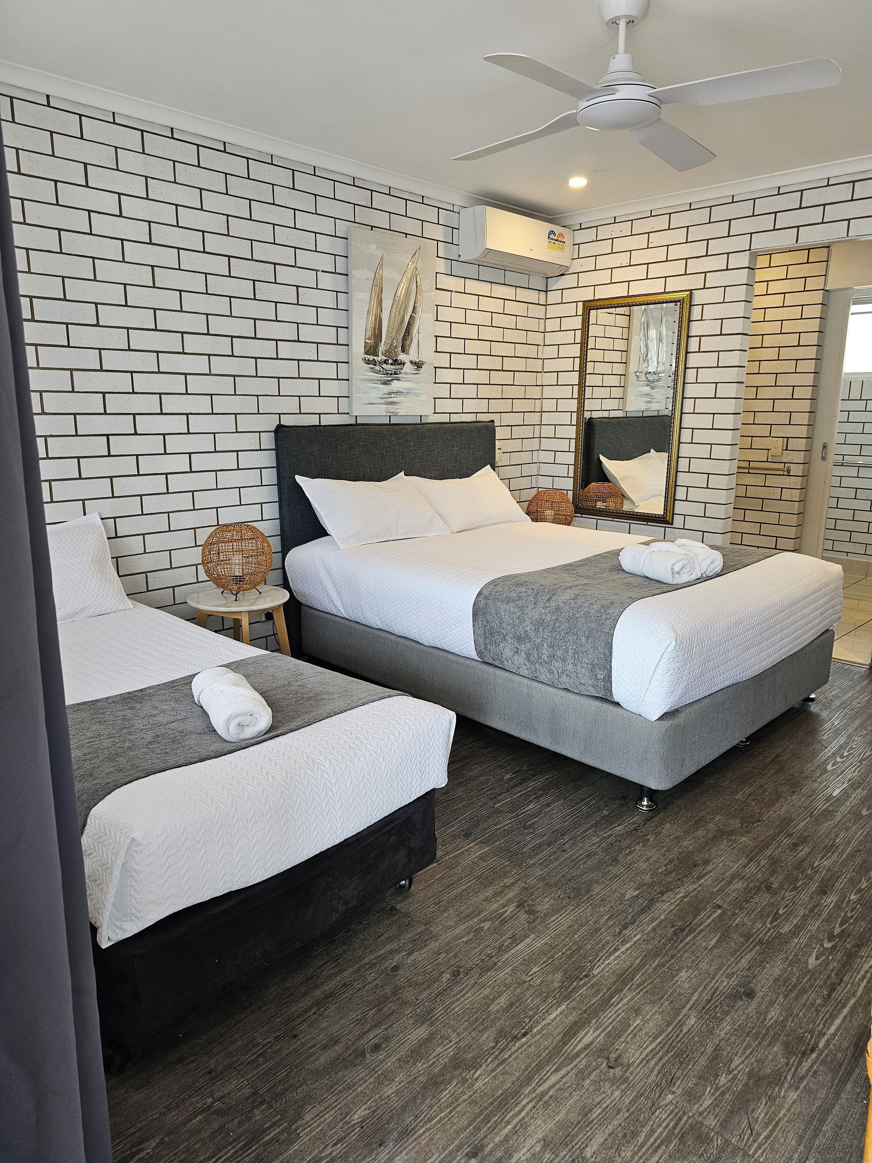 Bàn, bàn ủi/dụng cụ ủi quần áo, truy cập Internet không dây miễn phí 