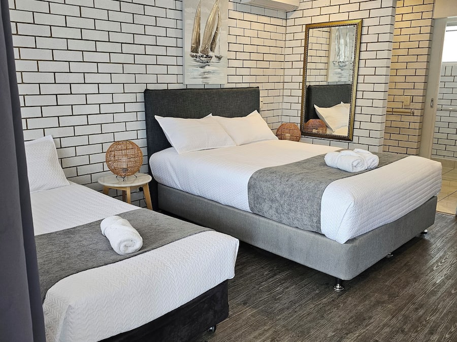 Escritorio, tabla de planchar con plancha, wifi gratis y ropa de cama