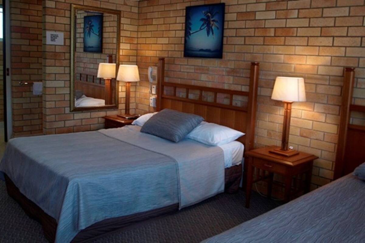Family Room | Desk, iron/ironing board, WiFi (free), bed sheets