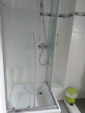 Bathroom shower - Judits Apartment (Berlin)