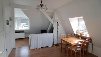 Una televisión de pantalla plana, un reproductor de DVD