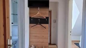 Una televisión de pantalla plana, un reproductor de DVD