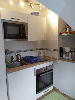 Fridge, microwave, stovetop, dishwasher - Judits Apartment (Berlin)