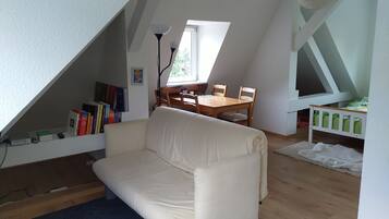 Una televisión de pantalla plana, un reproductor de DVD