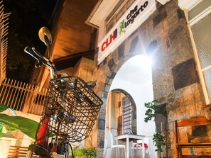 ด้านหน้าที่พัก - ตอนเย็น/กลางคืน