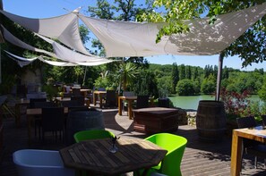 2 间餐厅，供应午餐和晚餐，法国菜