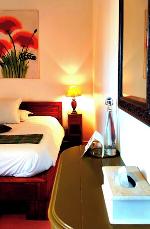 标准双人房 | 客房内保险箱、办公桌、婴儿床、免费 WiFi