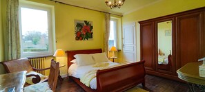 In-room safe, desk, cots/infant beds, free WiFi - Logis Hôtels Domaine du Châtelard (Dirac)