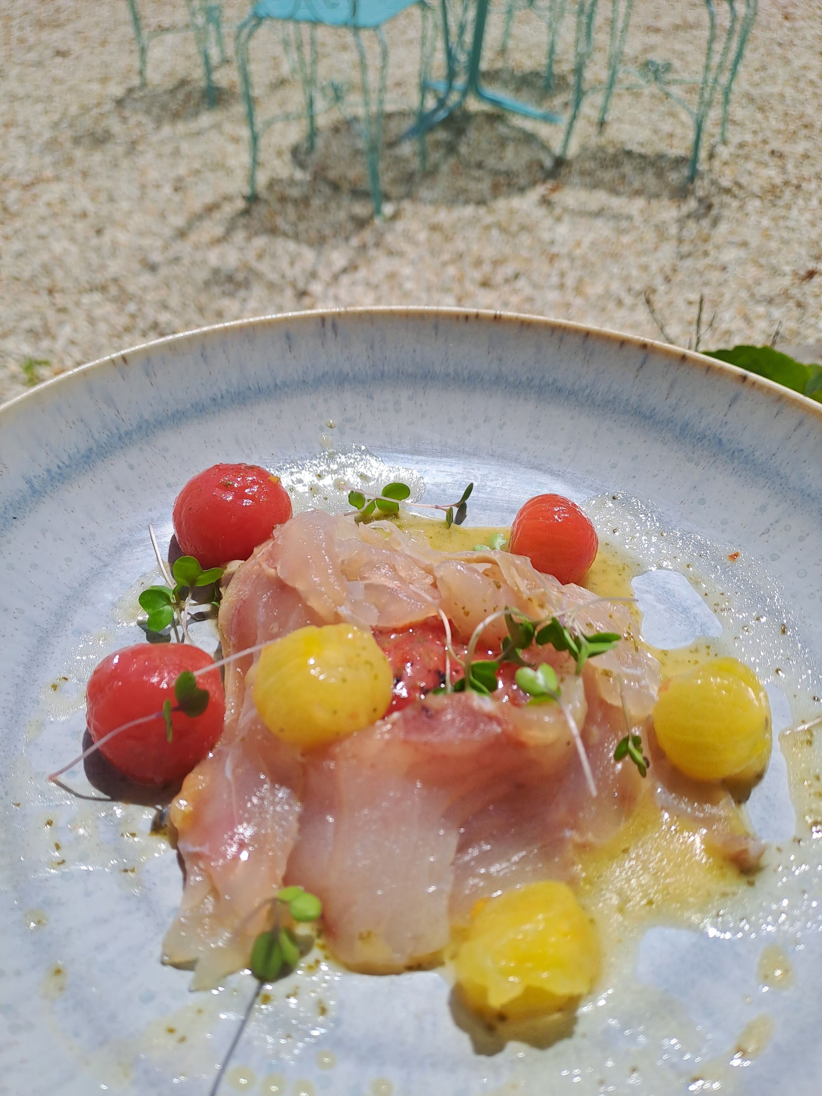 Un plato de comida con varios ingredientes.