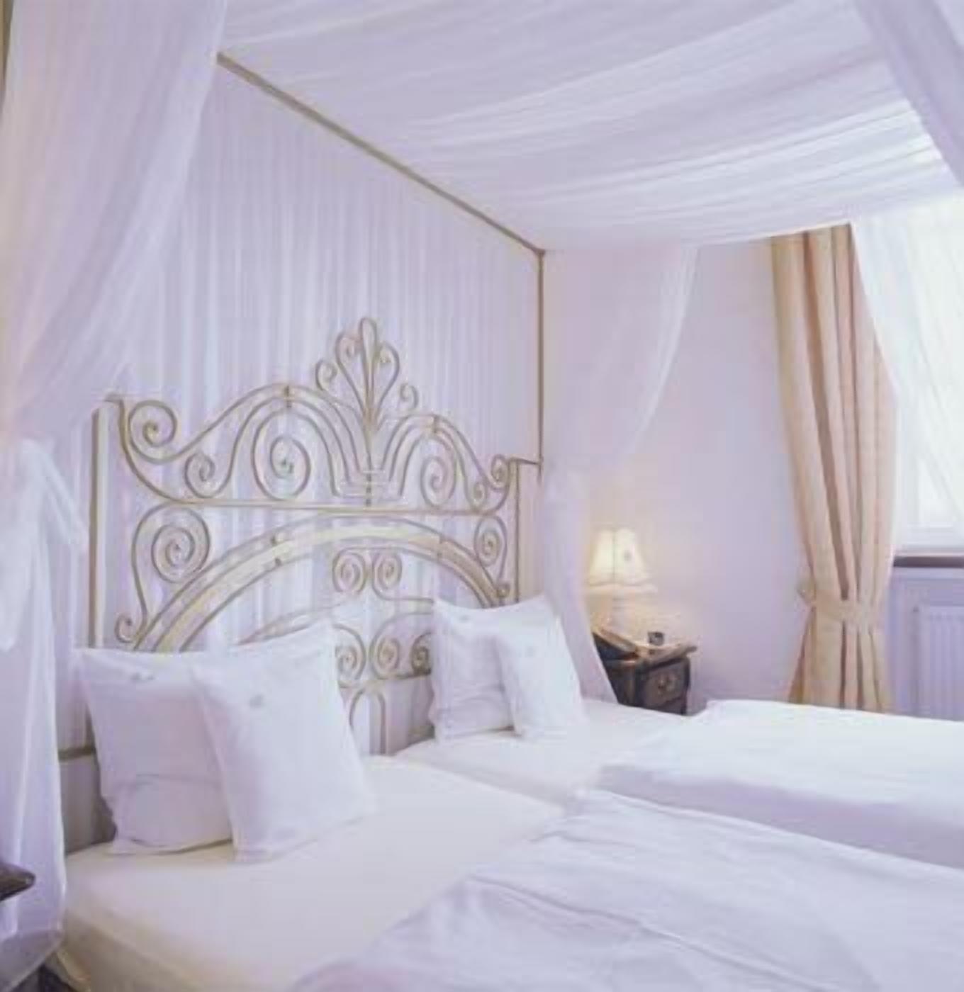 Minibar, coffres-forts dans les chambres, bureau