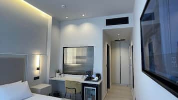 Superior Double Room with Balcony | Ropa de cama hipoalergénica y minibar